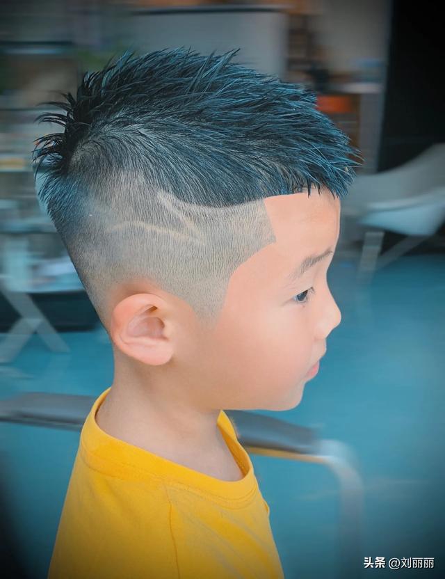 小學(xué)生短發(fā)發(fā)型圖片（十一最帥氣小男孩發(fā)型15款）(5)