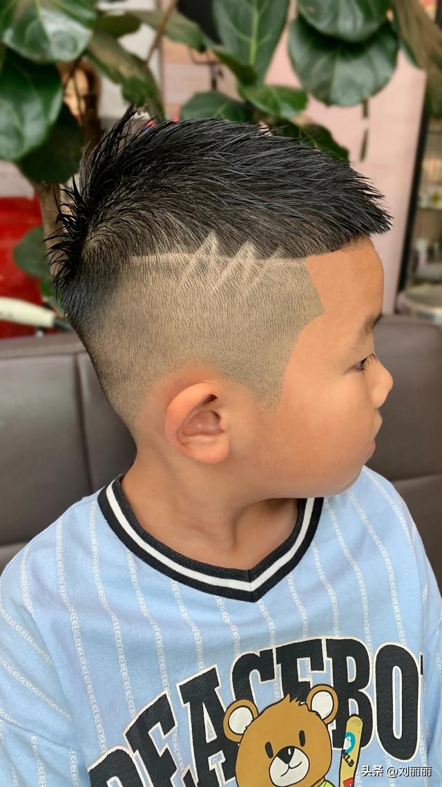 小學(xué)生短發(fā)發(fā)型圖片（十一最帥氣小男孩發(fā)型15款）(6)
