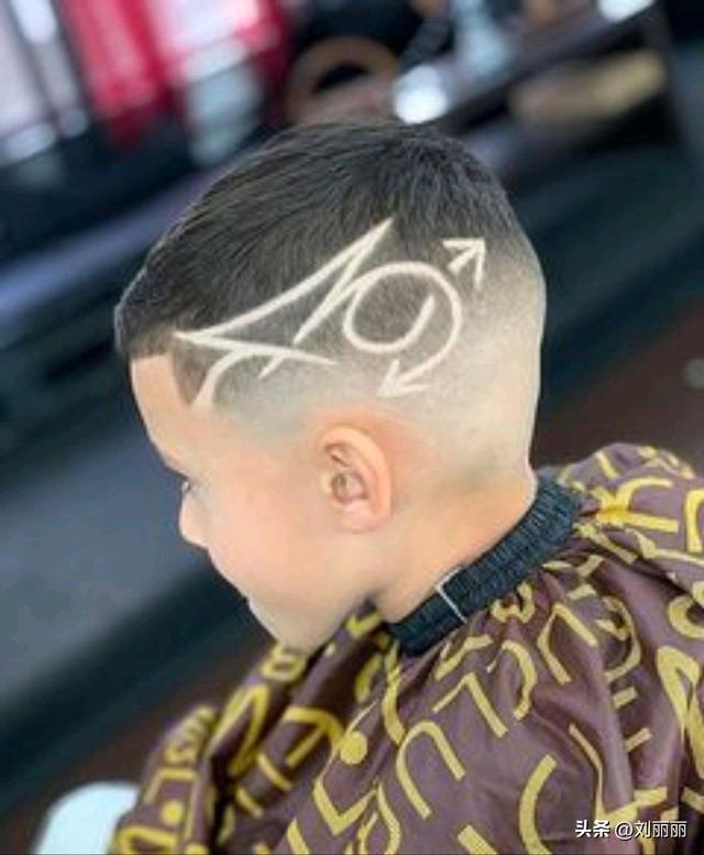 小學(xué)生短發(fā)發(fā)型圖片（十一最帥氣小男孩發(fā)型15款）(7)