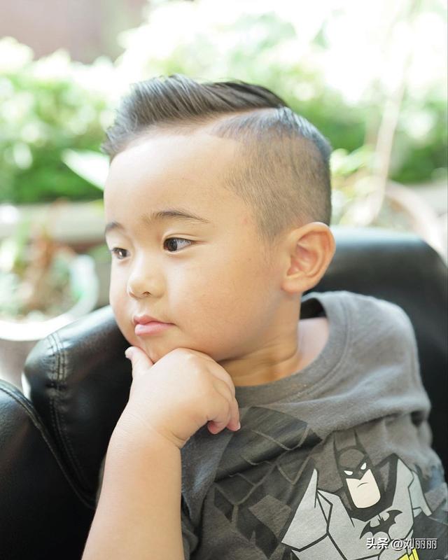 小學(xué)生短發(fā)發(fā)型圖片（十一最帥氣小男孩發(fā)型15款）(9)