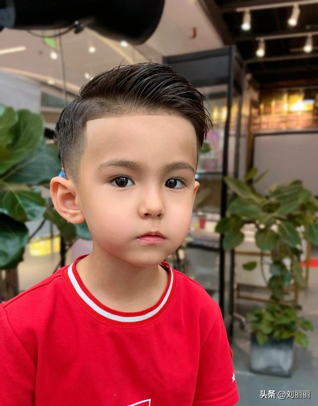 小學(xué)生短發(fā)發(fā)型圖片（十一最帥氣小男孩發(fā)型15款）(10)