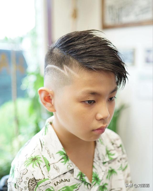 小學(xué)生短發(fā)發(fā)型圖片（十一最帥氣小男孩發(fā)型15款）(11)