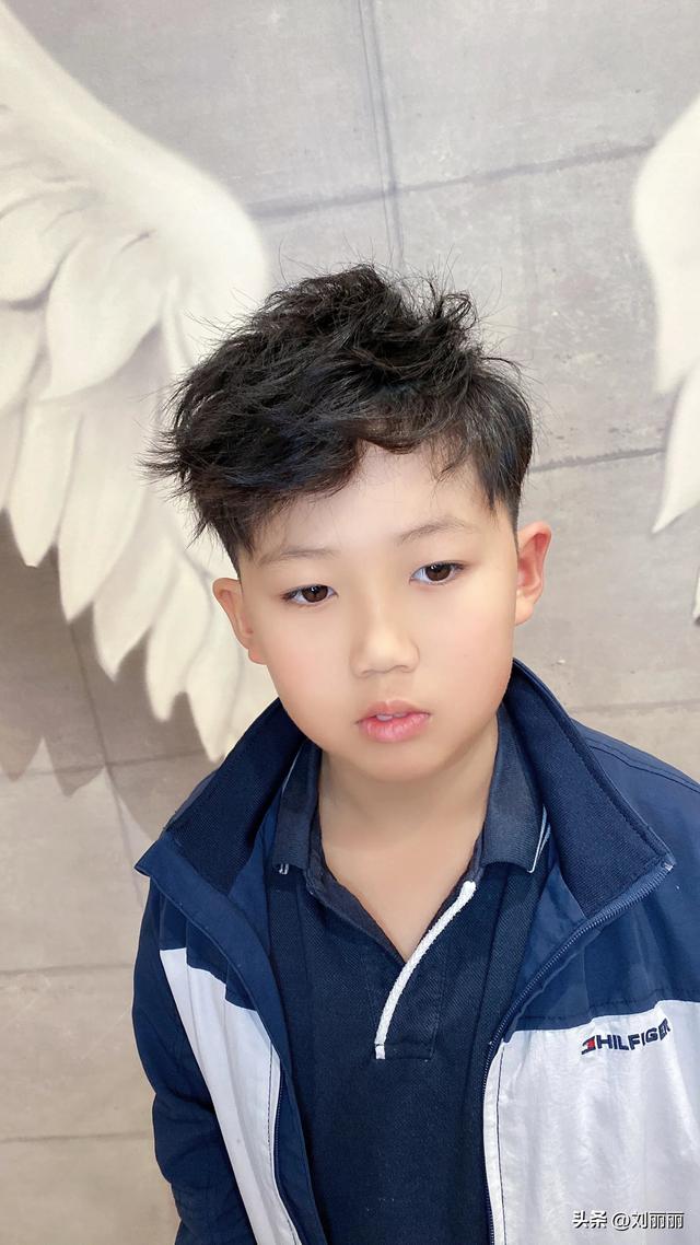 小學(xué)生短發(fā)發(fā)型圖片（十一最帥氣小男孩發(fā)型15款）(13)