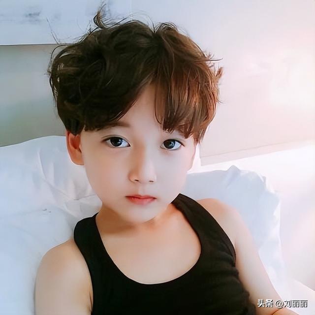 小學(xué)生短發(fā)發(fā)型圖片（十一最帥氣小男孩發(fā)型15款）(14)