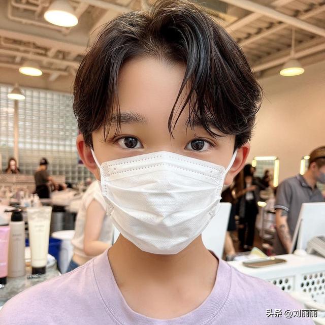 小學(xué)生短發(fā)發(fā)型圖片（十一最帥氣小男孩發(fā)型15款）(15)