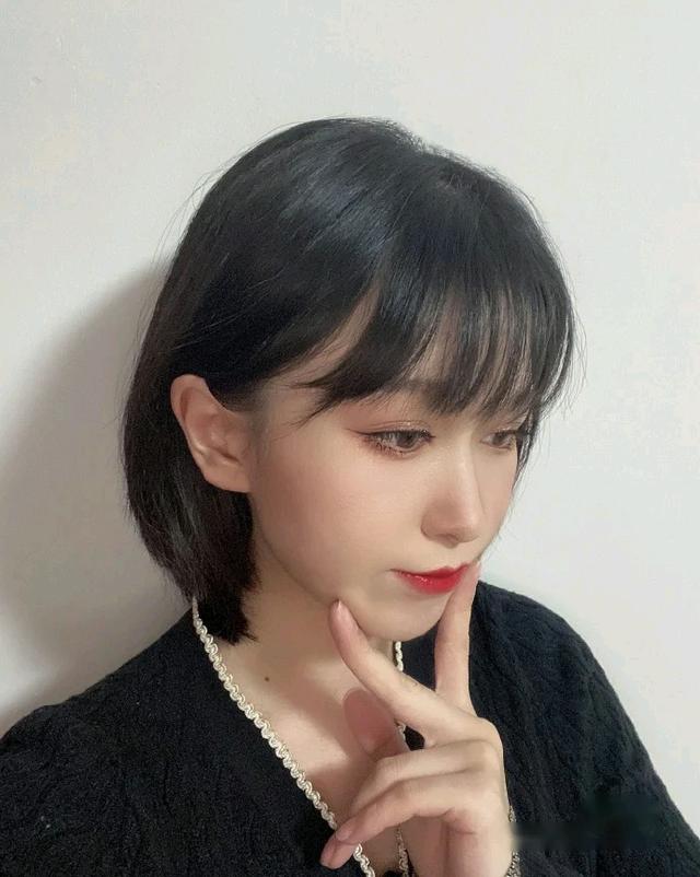 方臉發(fā)型設(shè)計(jì)圖片（大臉?lè)侥樳m合什么樣的發(fā)型顯年輕）(2)