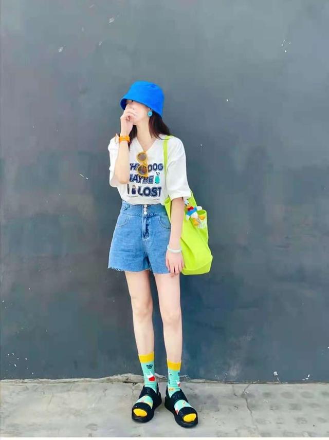 女式短褲各種款式（高腰短褲搭配什么上衣好看）(4)