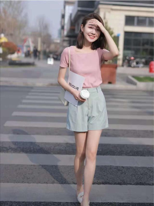 女式短褲各種款式（高腰短褲搭配什么上衣好看）(8)