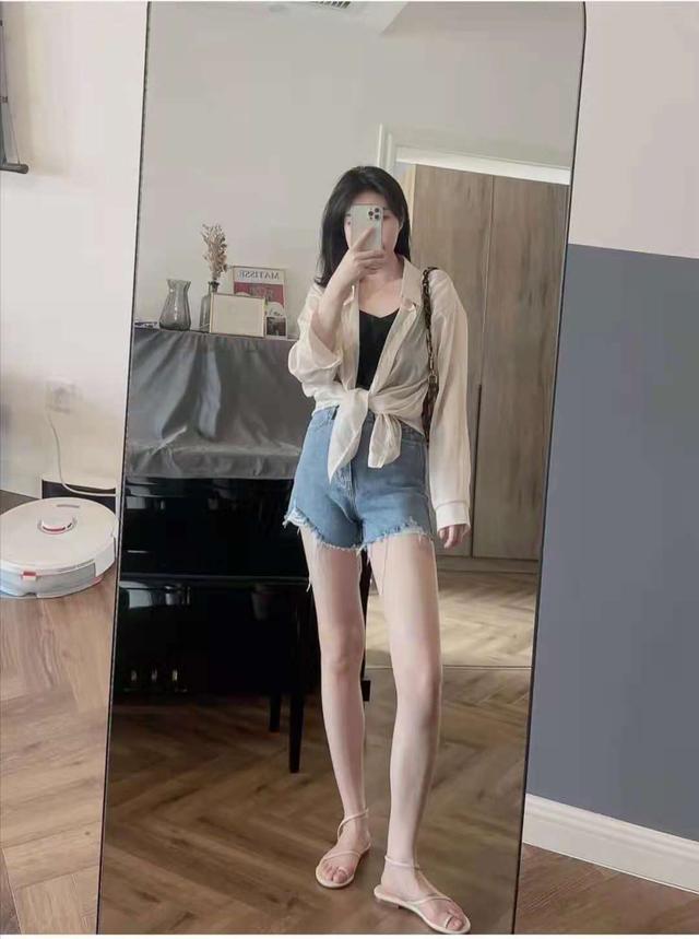 女式短褲各種款式（高腰短褲搭配什么上衣好看）(9)