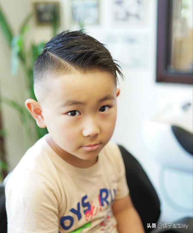 小男孩的發(fā)型圖片短發(fā) 潮流（14款個(gè)性又帥氣的小男孩發(fā)型）(1)