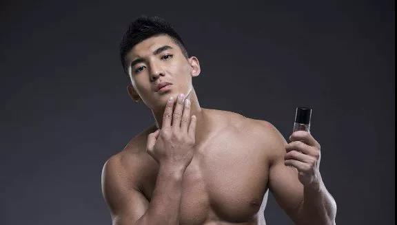 男士美白護(hù)膚品哪種最好（實(shí)用男士美白方法分享）(1)