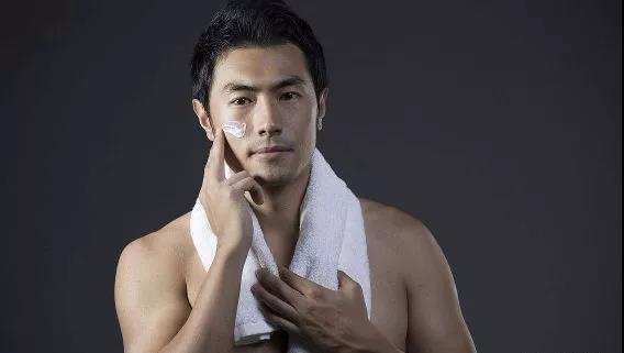 男士美白護(hù)膚品哪種最好（實(shí)用男士美白方法分享）(2)