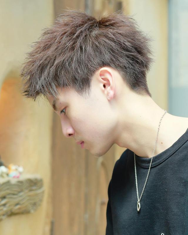 男士紋理燙發(fā)型圖（今年最流行的男發(fā)型和顏色）(3)