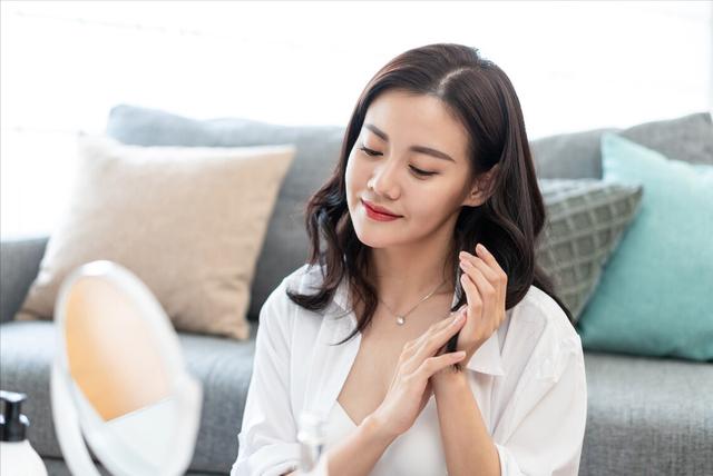 燙發(fā)后怎么打理卷發(fā)（頭發(fā)染燙干枯毛躁修復小妙招）(11)