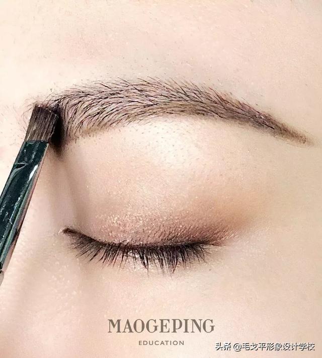 如何修眉毛 初學(xué)者（從修眉到畫眉詳細(xì)的畫眉教程實用）(8)