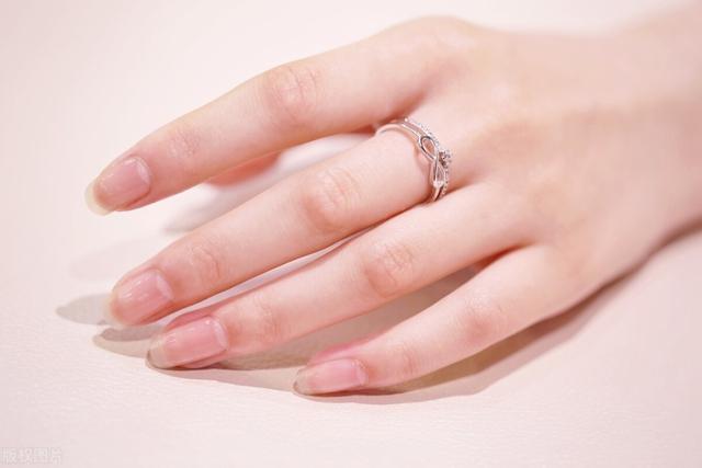 中指戴戒指說明什么（戒指戴中指上是結(jié)了婚還是沒結(jié)婚）(1)