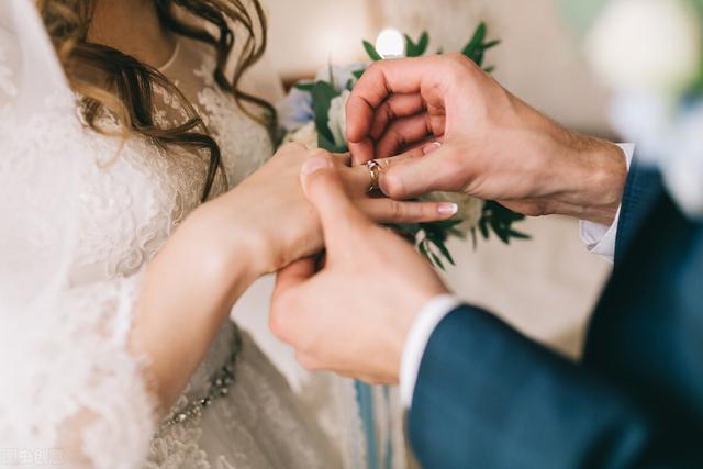 中指戴戒指說明什么（戒指戴中指上是結(jié)了婚還是沒結(jié)婚）(3)