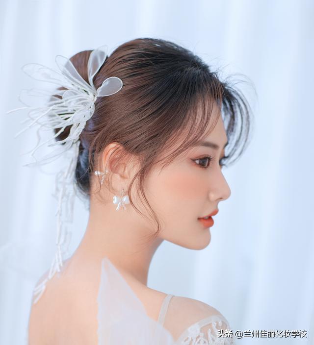 新娘發(fā)型設(shè)計(jì)從入門(mén)到精通（各種臉型適合的新娘發(fā)型）(3)