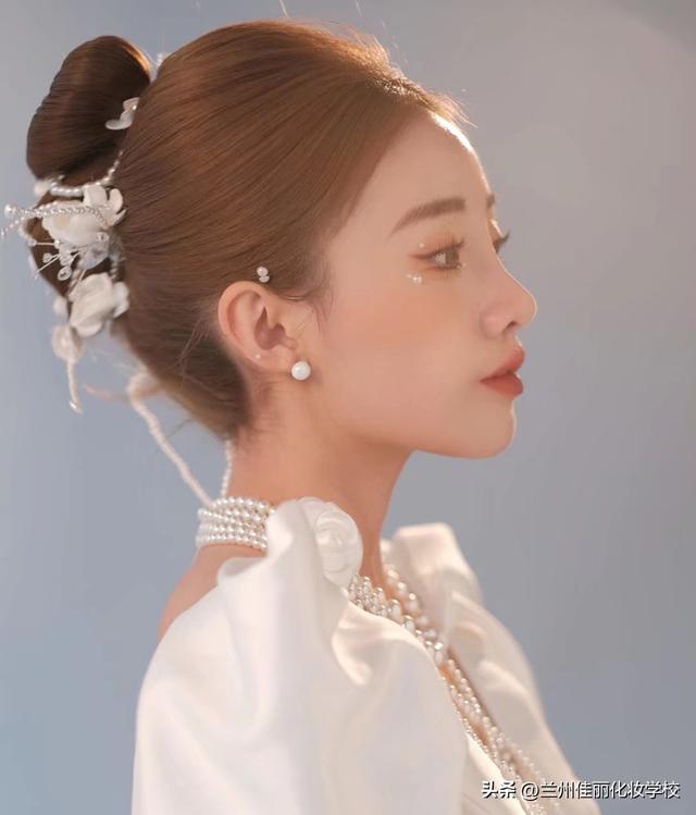 新娘發(fā)型設(shè)計(jì)從入門(mén)到精通（各種臉型適合的新娘發(fā)型）(4)