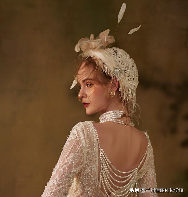 新娘發(fā)型設(shè)計(jì)從入門(mén)到精通（各種臉型適合的新娘發(fā)型）(5)