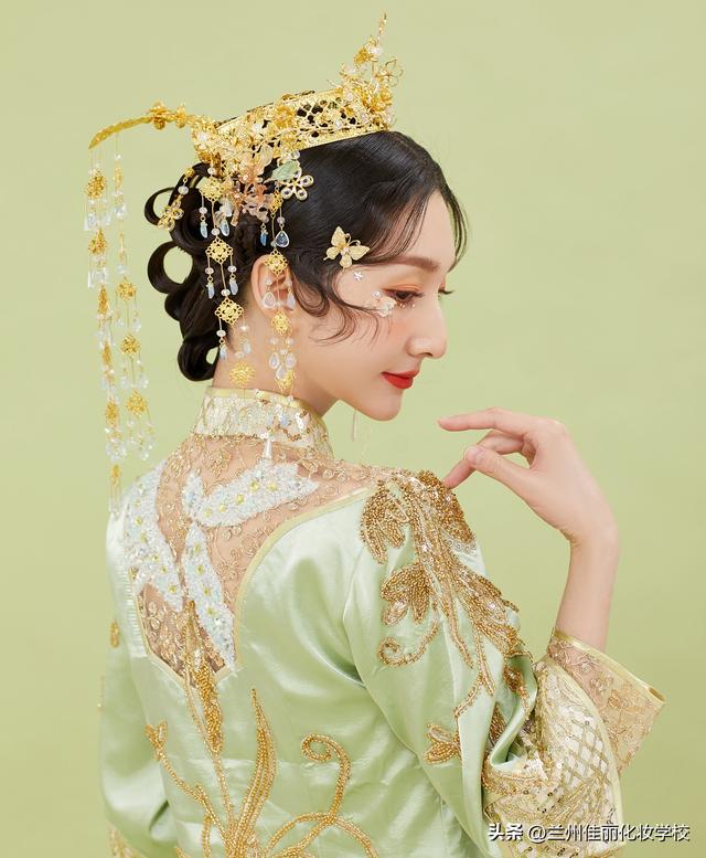 新娘發(fā)型設(shè)計(jì)從入門(mén)到精通（各種臉型適合的新娘發(fā)型）(7)