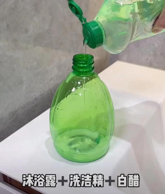 白羽絨服怎么洗（專業(yè)人士教你羽絨服正確清洗方法）(2)
