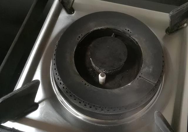 燃氣灶突然熄火是什么問題（燃氣灶打著后就熄火是怎么回事）(14)