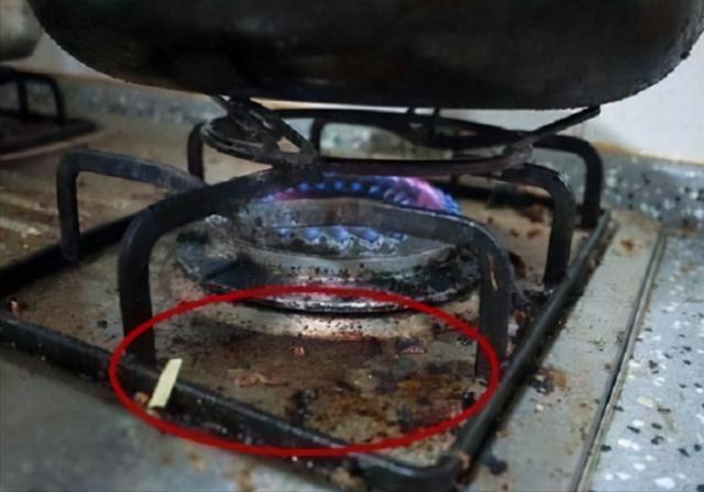 燃氣灶突然熄火是什么問題（燃氣灶打著后就熄火是怎么回事）(17)