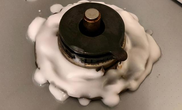 燃氣灶突然熄火是什么問題（燃氣灶打著后就熄火是怎么回事）(21)