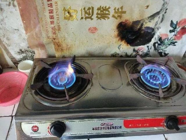 燃氣灶打不著火一直噠噠噠咋辦（燃氣灶啪啪響打不著火解決方法）(2)