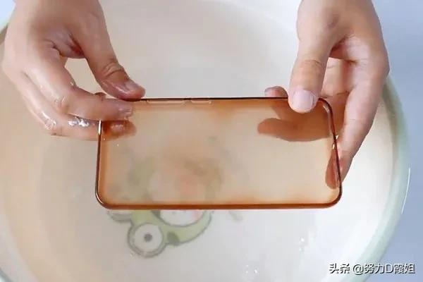 發(fā)黃的手機(jī)殼怎么變白（透明手機(jī)殼變黃洗干凈的小妙招）(2)