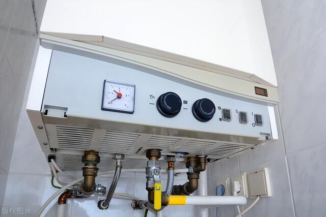 熱水器漏水是什么情況怎么修（電熱水器漏水的原因和處理方法）(1)