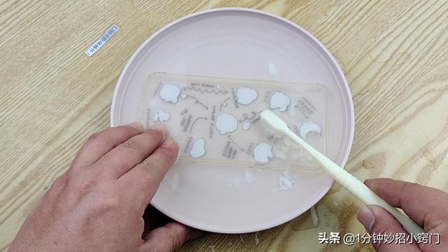 透明手機(jī)殼快速去黃簡易方法（如何給手機(jī)殼清洗）(2)