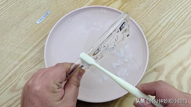 透明手機(jī)殼快速去黃簡易方法（如何給手機(jī)殼清洗）(8)