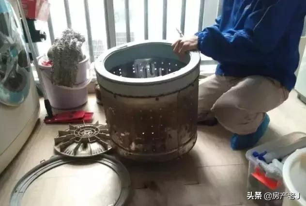 洗衣機(jī)里的污垢怎么清理（清理洗衣機(jī)垃圾最好方法）(9)