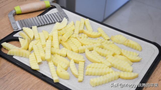 空氣炸鍋炸土豆條怎么炸（用空氣炸鍋做狼牙土豆的做法）(5)