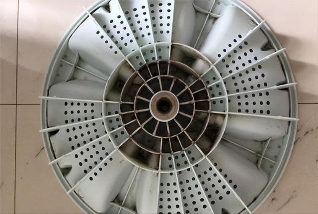 波輪洗衣機怎么清理里面的臟東西（波輪洗衣機徹底清潔攻略）(4)