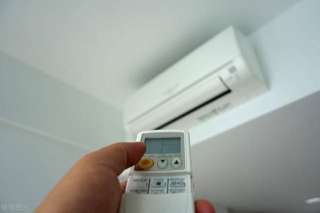 空調(diào)為啥里面會漏水（空調(diào)內(nèi)機(jī)漏水常見原因及解決方法）(1)