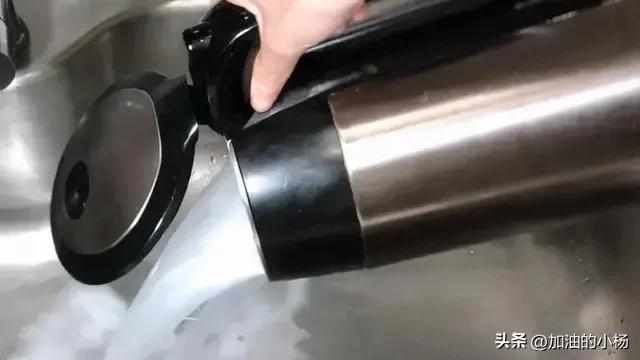 如何處理水壺里的水垢（快速去除水壺水垢的小妙招）(2)
