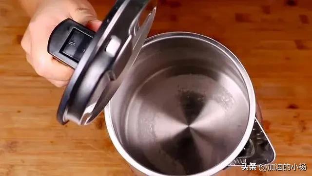 如何處理水壺里的水垢（快速去除水壺水垢的小妙招）(3)