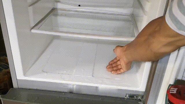 冰箱底下突然流出很多水怎么辦（解決冰箱積水小妙招）(1)