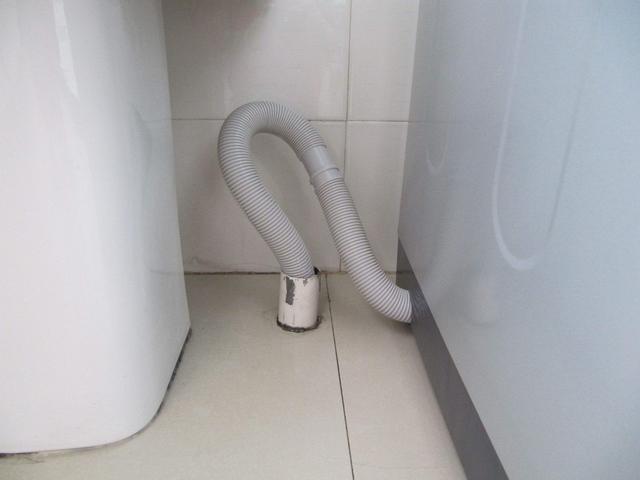 洗衣機(jī)下水太急反水怎么辦（洗衣機(jī)地漏反水解決方法）(1)